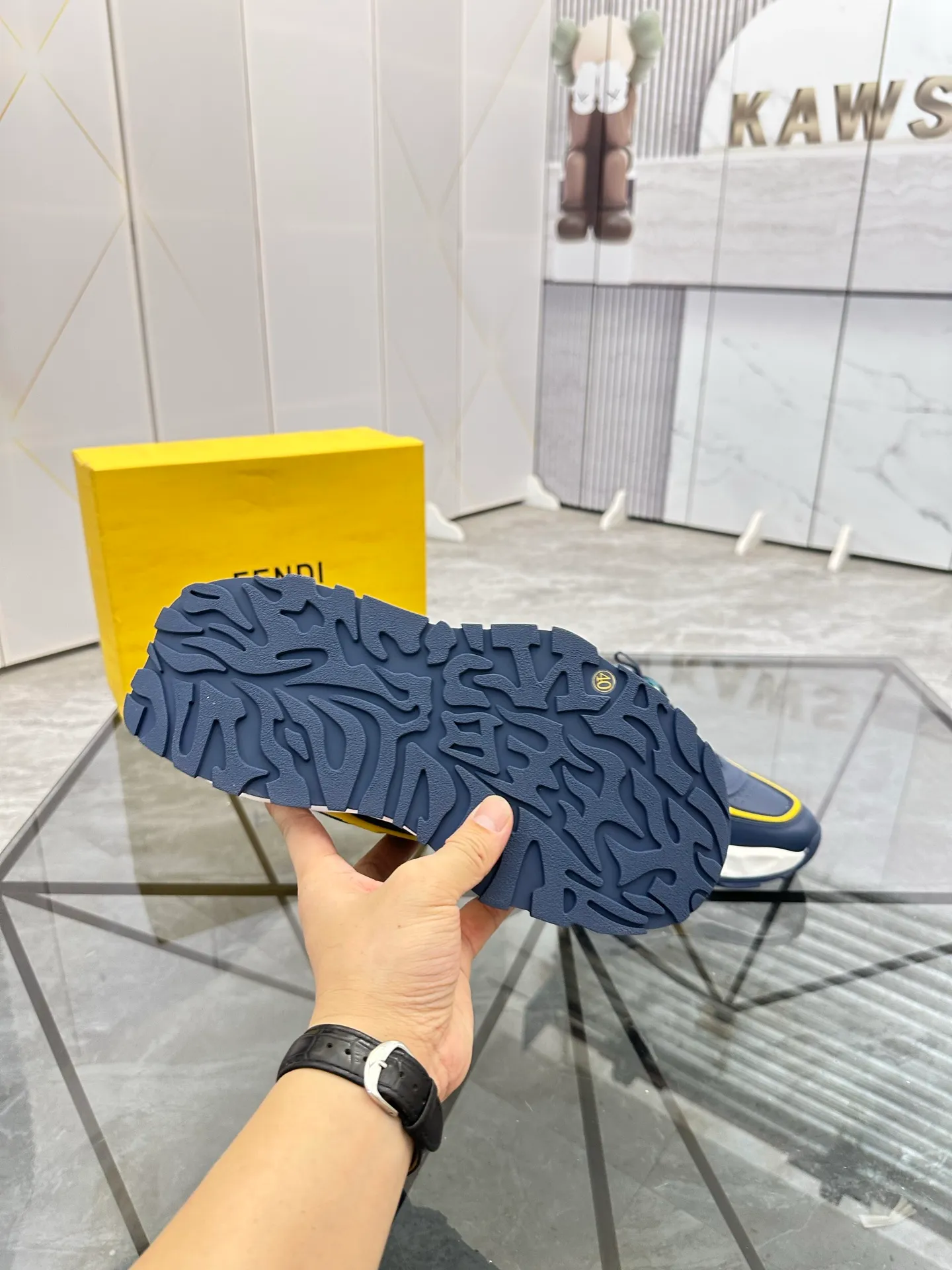 Men's shoes: 💰P580¥ Product trademark: Fendi* "Fendi*" low-top sports shoes Regular size: 39-44 (can be customized to 38.45.46) Product material: imported cowhide upper, breathable lining, original outsole. No.: 0008